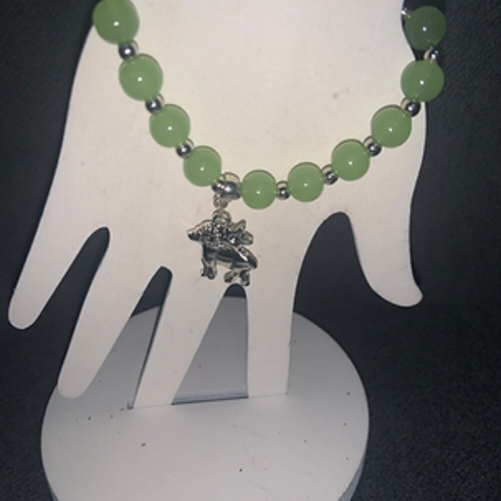 Stunning green beaded bracelet with a beautiful pendant